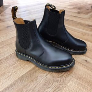 DR MARTENS 2976 BLACK SMOOTH-CHELSEA BOOTS 2976 YELLOW STITCH EN CUIR SMOOTH-CODE PRODUIT 22227001-COULEUR: Noir — SMOOTH