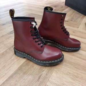 1460 CHERRY RED SMOOTH-BOOTS 1460 EN CUIR SMOOTH À LACETS-chaussures dr.martens-COULEUR: Rouge Cherry Red — SMOOTH-CODE PRODUIT 11822600- montage Goodyear