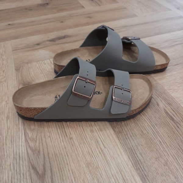 Arizona Birko-Flor Stone L'Arizona de BIRKENSTOCK est un grand classique qui séduit les hommes et les femmes depuis des décennies. La sandale ajustable de manière individuelle au moyen de ses deux brides s'est depuis longtemps imposée comme une chaussure culte. Le dessus est en Birko-Flor® agréable pour la peau et résistant, à l'aspect cuir nubuck élégant. UN DESIGN LÉGENDAIRE La pièce maîtresse de tous les modèles est le lit de pied BIRKENSTOCK d'origine. La conception pensée jusque dans les moindres détails, inspirée de la trace de pas naturelle laissée par un pied sur le sable, contribue à ce que les pieds puissent passer des heures dans les chaussures sans occasionner aucune gêne. Le tout favorise une bonne santé et procure une sensation encore plus confortable.