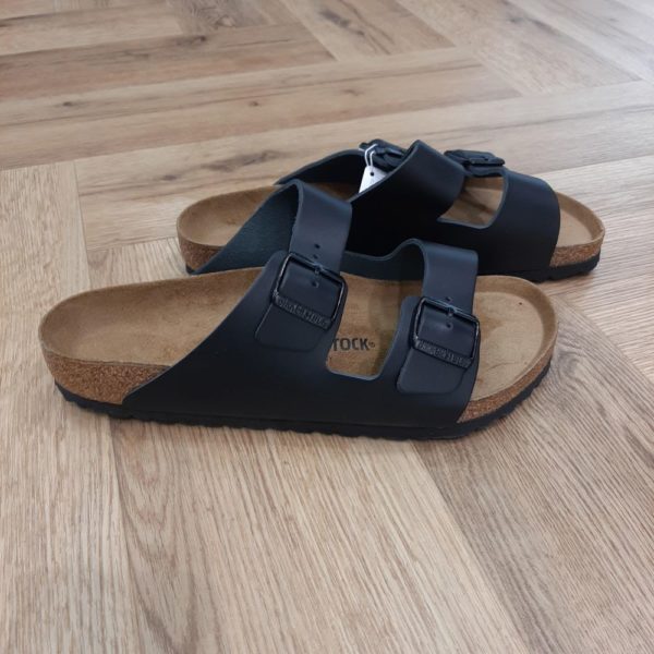 L'Arizona de BIRKENSTOCK est un grand classique qui séduit les hommes et les femmes depuis des décennies. La sandale ajustable de manière individuelle au moyen de ses deux brides s'est depuis longtemps imposée comme une chaussure culte. La matière extérieure se compose de cuir naturel souple de qualité supérieure.