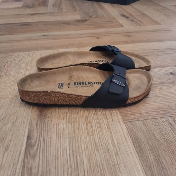 Aîné de la famille, le modèle BIRKENSTOCK Madrid est un vrai classique. Lancées il y a une cinquantaine d'années comme des « sandales de gymnastique », ces sandales à une bride épurées se sont peu à peu imposées comme un véritable compagnon de mode. Le dessus est en Birko-Flor®, une matière synthétique hypoallergénique et résistante.
