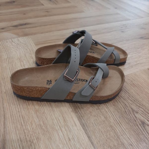 L'entre-doigts Mayari de BIRKENSTOCK est une sandale de conception moderne avec une bride d'orteil. Le mariage réussi entre design et confort accompagne de manière élégante et confortable les femmes et hommes soucieux de la mode dans leur quotidien. Le Dessus est en Birko-Flor®, une matière synthétique hypoallergénique et résistante, dans un style nubuck : il en résulte une texture et une couleur très similaires à celles du cuir véritable.