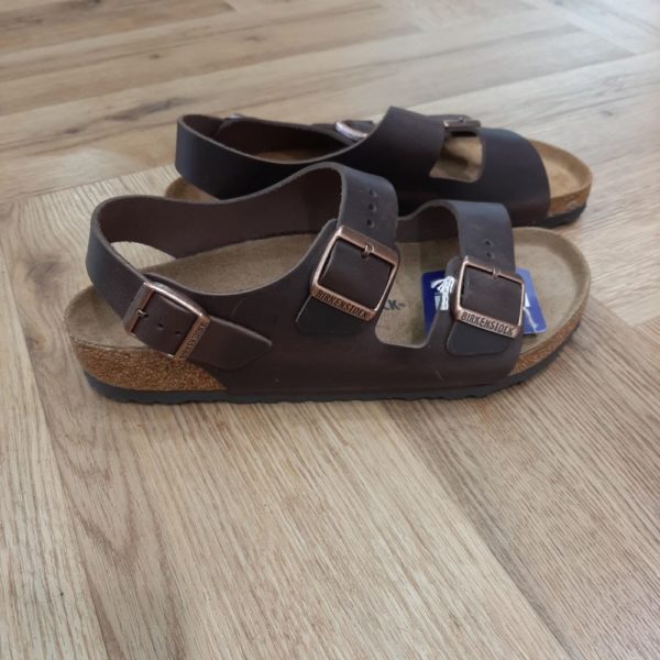 Milano Habana La Milano Habana de BIRKENSTOCK désormais disponible dans une élégante finition cuir. Pour cette sandale extravagante, une importance particulière a été accordée à des matières de grande qualité et à une finition d'exception. Garantes d’un maintien optimal, les Milano vous confèrent le soutien dont vous avez besoin, à chaque pas. Le secret de ce modèle ? Sa tige légèrement plus compacte dotée de trois brides, dont une large au niveau du talon. La tige est confectionnée à partir de nubuck huilé particulièrement épais, dont les bords n’ont pas été lissés. LES MILANO DE BIRKENSTOCK : REMARQUABLEMENT STABLES, PARFAITEMENT AJUSTÉES Vous recherchez des sandales au style moderne qui vous offrent un confort, une stabilité et un soutien exceptionnels ? Les Milano de BIRKENSTOCK sont exactement ce qu’il vous faut. Inspirées du modèle Arizona, les Milano comptent également deux brides, mais avec une tige légèrement plus compacte, ainsi qu’une bride de talon qui maintient le pied en place pendant tout type d’activité. Avec non pas une, ni deux, mais bien trois brides ajustables, vous ne trouverez pas de sandales qui vous siéront mieux que les Milano. Glissez dans vos Milano de BIRKENSTOCK et réglez les brides jusqu’à trouver l’ajustement parfait. Ceci vous assure un maximum de confort, d’adhérence et de stabilité – idéal pour de longues périodes de marche ou debout. Notre lit de pied anatomique, fabriqué à partir de matériaux naturels haut de gamme tels que le liège, le latex et le cuir velours, constitue le cœur des Milano de BIRKENSTOCK. Amortissant et souple, ce lit de pied est moulé suivant la forme naturelle du pied humain. De la coque de talon à la barre en relief au niveau des orteils, sa conception a été pensée dans les moindres détails. En effet son ojectif est de vous donner l’impression de fouler le sable, même après avoir passé des heures debout.