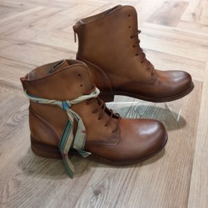 Parmi la nouvelle collection de Felmini, on a retenu un modèle de boots : la Anilex. Ses caractéristiques fondamentales ? Une tige en cuir et un coloris marron. Pour compléter le tableau, elle est dotée d'une semelle extérieure en synthétique. Une indispensable à acquérir d'urgence.