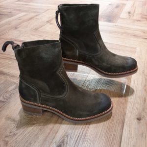 La bottine Pablo de la marque MKD en cuir peau ultra souple. Elle s'enfile avec un zip à l'arrière. Très confortable et stable grâce à son talon carré et sa semelle en crêpe.