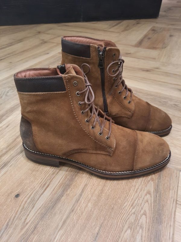 Vous serez séduits par cette paire de bottines Martigues 95 à lacets pour homme. Conçues en cuir suédé ainsi qu’un empiècement aux talons en cuir grainé en font un modèle chic et polyvalent. Sa semelle extérieure en caoutchouc offrira un amorti et une adhérence sur diverses surfaces. Une fermeture par lacets et un zip latéral vous permettra un enfilage facile et bien ajusté.