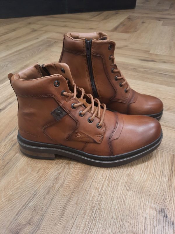 Bottines Redskins Triomphe Cognac-TRIOMPHE Boots Cuir Marron Homme REFERENCE QS89147-Lorsque l’on parle de la marque Redskins, on imagine aussitôt le biker américain arborant la célèbre route 66, en Arizona. Ce n’est pas au hasard que la marque de cuir s’inspire des Etats-Unis pour imaginer ses collections