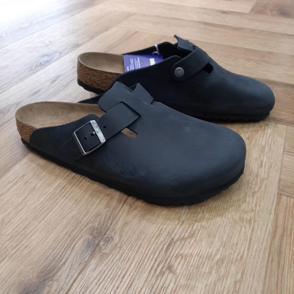 Les BIRKENSTOCK Boston sont un vrai classique qui se porte sans problème tout au long de l'année. Avec son design raffiné à régler individuellement, il y a bien longtemps que Boston a accédé au statut de légende. Le dessus en cuir nubuck huilé particulièrement épais jouit d’une conception à bords bruts.