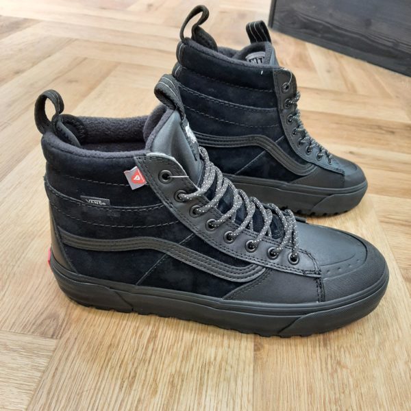 Inspirées de la vie active pour toutes tes aventures, les Sk8-Hi MTE-2 assurent une polyvalence au quotidien encore jamais atteinte. Ces chaussures tout-terrain et performantes sont dotées d'une protection imperméable HydroGuard®, d'une isolation Primaloft® de 100 g et d'une semelle All-Trac MTE-2 pour plus de fiabilité du matin au soir, jour après jour, dans le style classique que seul Vans peut offrir. La tige est en cuir, tissu et fibres synthétiques.