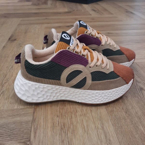 Ajoute une touche réconfortante à ton look avec cette nouvelle CARTER RUNNER en velours côtelé. Une sneaker audacieuse qui mixe le kaki, le beige et le camel, dynamisée par une touche de jaune et de violet. Campée sur son iconique semelle plateforme, cette NO NAME rehausse l’allure citadine d’un cran.