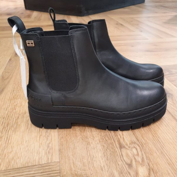 Casual Leather Flat Boot Black Silhouette décontractée, apparence raffinée... Ces bottines Casual Leather Flat Boot Black associent tiges en cuir souple, semelles extérieures épaisses et branding discret. • Tige en cuir • Doublure en coton bio • Semelle intérieure en polyuréthane recyclé et polyuréthane • Semelle extérieure en caoutchouc thermoplastique • Quartiers latéraux élastiques • Logo Tommy Hilfiger en relief sur le talon • Plaque drapeau Tommy Hilfiger sur la tige • Branding Tommy Hilfiger
