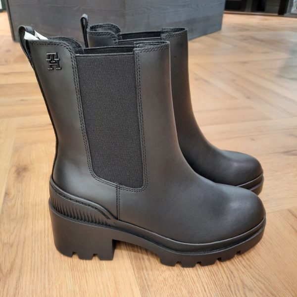 Leather Mid Heel Boot Black Marchez d'un pas assuré avec ces bottines Leather Mid Heel Boot Black. Ces bottes mi-mollet en cuir possèdent des talons carrés crantés. Points forts • Tige en cuir • Doublure en laine et polyester • Semelle extérieure crantée en caoutchouc thermoplastique • Quartiers latéraux élastiques • Talon carré • Boucle au talon • Plaque monogramme TH ton sur ton sur le côté • Branding Tommy Hilfiger