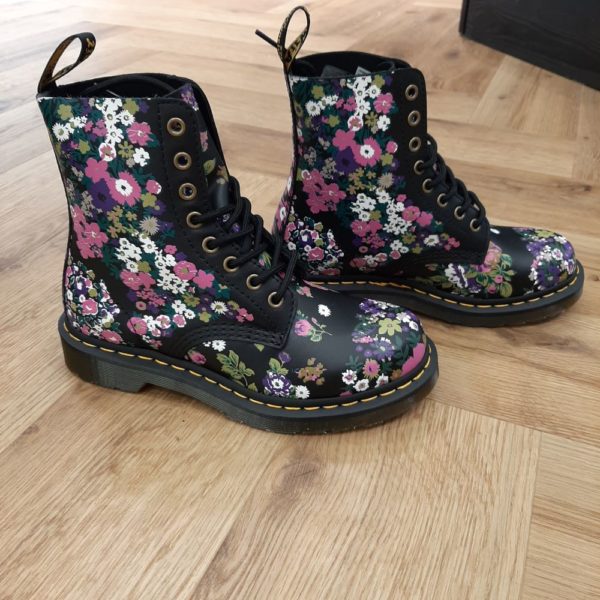 1460 PASCAL VINTAGE FLORAL-1460 PASCAL BOTTES À LACETS EN CUIR À FLEURS VINTAGE POUR FEMMES-1460 PASCAL WOMEN'S VINTAGE FLORAL LEATHER LACE UP BOOTS-Dr. Martens 1460 Pascal-chaussure dr martens pour femme-