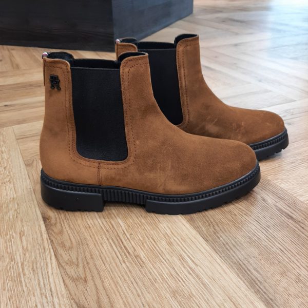 Chelsea Boot Casual Suede-BOTTES CHELSEA EN DAIM À SEMELLE CRANTÉE-Tommy Hilfiger CASUAL CHELSEA - Bottines-Insufflez de la fraîcheur à votre collection de chaussures grâce à ces bottes Chelsea en daim. Elles présentent des quartiers latéraux élastiques et un monogramme TH en relief sur la cheville-FM0FM05037GVQ