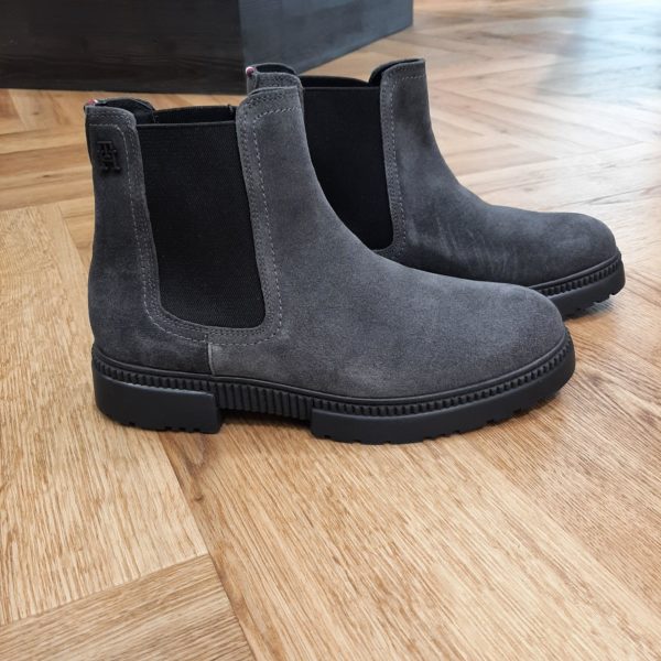 Chelsea Boots Casual Suede-BOTTES CHELSEA EN DAIM À SEMELLE CRANTÉE-Tommy Hilfiger CASUAL CHELSEA - Bottines-Couleur: Dark Ash-Dessus / Tige: Suède Doublure: Cuir Semelle de propreté: Cuir Semelle d'usure: Matière synthétique Épaisseur de la doublure: Doublure protégeant du froid Conseils d'entretien: Appliquez un imperméabilisant avant la première utilisation-FM0FM05037PTY-tommy hilfiger chelsea pour homme