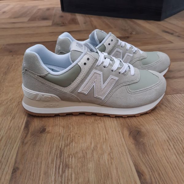 New Balance 574 QD2-New Balance WL574Q - Vert Sauge-Baskets New Balance Wl574 Vert Clair-Couleur : Green Beige-Caractéristiques Amorti léger en mousse EVA dans la semelle intermédiaire et le talon pour un confort accru Le rembourrage de la semelle intermédiaire ENCAP allie une mousse légère et un bord résistant en polyuréthane pour un bon maintien tout au long de la journée Empeigne en cuir, suède et textile Un design moderne inspiré des chaussures classiques des années 70, pour une touche rétro