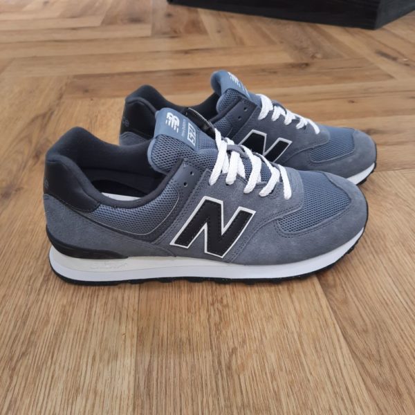 New Balance 574 GGE-baskets new balance 574-Empeigne en maille / daim Mailles de l'empeigne, du col et de la languette sont en polyester recyclé à 100 % L'amorti de la semelle intermédiaire ENCAP allie une mousse toute douce et un bord résistant en polyuréthane pour un bon maintien tout au long de la journée La mousse de la semelle intermédiaire contient environ 3 % de matières premières biologiques provenant de sources renouvelables afin de réduire notre empreinte carbone. Semelle extérieure en caoutchouc contenant 5 % de matières recyclées Un design moderne inspiré des chaussures classiques des années 70, pour une touche rétro