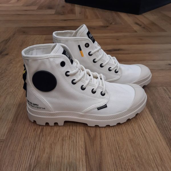 Pampa HI HTG Star White Affirmez votre style avec la nouvelle boot mi-haute Pampa HI HTG Star White Supply, une version revisitée de la Pampa Hi emblématique. Repensée cette saison avec une tige en 100% coton bio et des élements en caoutchouc recyclé, elle est idéale pour l’explorateur urbain respectueux de l’environnement. Ce modèle affiche un logo sur un patch en caoutchouc et des détails militaires au niveau du talon pour un look rétro. Un liseré brodé contrastant ajoute une touche colorée contrastée à ce modèle décontracté. La marque Tracez votre propre chemin grâce à Palladium : plébiscités par les explorateurs de tous horizons nous marquons l’histoire de notre empreinte depuis plus de 70 ans. Alors que les athlètes battent tous les records de vitesse, que les artistes poursuivent des rêves toujours plus ambitieux et que de courageux citoyens luttent pour un monde plus juste et plus libre, nous sommes aux côtés de tous ceux qui remettent en question le statu quo. Du studio d’artiste aux raves underground, du champ de bataille aux frontières de la découverte scientifique : depuis la création de notre toute première paire de boots, Palladium est restée au cœur de l’action, en se mettant au service d’individus audacieux qui osent envisager le monde autrement. Être légionnaire signifiait marcher, ramper, courir, escalader, de jour comme de nuit. Il ne s’agissait pas seulement de combattre, mais d’évoluer et de survivre parmi les environnements les plus hostiles de la planète. Les chaussures Palladium ont accompagné les forces de la Légion qui arboraient la bannière des valeurs françaises aux quatre coins du monde. Pourquoi Palladium plutôt qu’une autre marque ? Parce que nos boots sont à la fois robustes et légères, imperméables et rapides à sécher, car fabriquées en toile. Si leur style est devenu intemporel, c’est parce qu’il répond à un besoin fondamental de résistance : résistance aux éléments, à l’usure, au temps, mais aussi aux tendances.