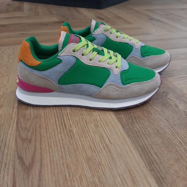 Hoff Gold Coast Ces baskets Hoff Sneakers Gold Coast sont la combinaison parfaite de tons vert citron et trèfle dans des tons contrastés de bleu, orange et fuchsia. Tot d'abord, le mélange de matériaux tels que le daim, le tissu et le caoutchouc contrasté en font une pièce distinctive, au design unique pour vos looks. Puis, elles présentent un effet matelassé sur le devant du tissu et une dose de confort grâce à la semelle intérieure en mousse à mémoire de forme. Enfin, ne manquez pas l'essence de chaque chaussure sur la semelle et rehaussez votre streetwear. Adoptez ces sneakers avec un design inspiré de la ville de GOLD COAST. La marque Fondée en Espagne en 2017, HOFF est née de la conviction que chaque pas est une opportunité de créer, découvrir et affirmer sa personnalité. HOFF est une marque contemporaine de sneakers qui marie un design intemporel et élégant avec une polyvalence audacieuse. Reconnue pour sa créativité raffinée, son attention aux détails et sa maîtrise unique des couleurs, HOFF crée des sneakers qui s’adaptent aux transitions de la vie, transformant chaque instant du quotidien en une expression de style et de sens. Inspirée par le mouvement et la curiosité, HOFF célèbre l’individualité et l’expression de soi à travers le design. Son esthétique distinctive équilibre sophistication et modernité, brouillant les frontières entre le décontracté et le raffiné, tout en restant fidèle à ses valeurs de connexion, d’authenticité, de passion et de créativité.