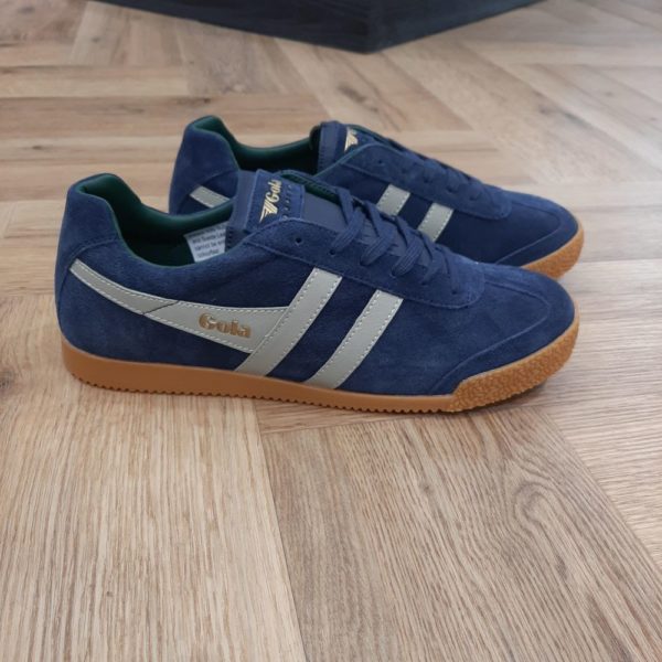 Gola Harrier Navy La Gola Harrier Navy ont été créées à l'origine en 1968. Ces baskets emblématiques étaient adaptées à une variété de sports et d'entraînement général. Ce style classique présente une tige en daim orange maussade, un flash d'aile en plumes bleu marine remarquable et est complété par une chaussette orange. Ce style polyvalent pour homme peut être porté avec une variété de vêtements, pour ajouter un look décontracté et décontracté à votre tenue. La marque Gola est une marque principalement connue pour ses chaussures de sport. Elle a été créé en 1905 à Leicester, au Royaume Uni. Pour l'anecdote, personne ne sait exactement d'où vient le nom de la marque. Pourtant, une légende urbaine raconte qu'elle doit son nom à l'anagramme du mot "Goal" (qui signifie "but" en anglais). La marque commence à être connue à la fin des années 1960. Notamment dans le sport notamment avec la Harrier qui reste aujourd'hui encore le modèle phare de la marque anglaise. En effet, elle a très vite été adoptée par le grand public. Fort de son histoire, la marque a su traverser les générations et est aujourd'hui une marque streetwear à part entière qui sait innover et suivre les tendances. On a d'ailleurs pu voir une collection 100 % vegan sortir des tuyaux en 2019, preuve de la capacité de Gola à s'adapter au marché actuel !