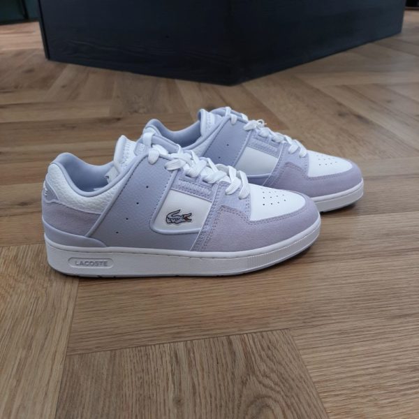 Lacoste Court Cage Une chaussure inspirée des courts pour la vie urbaine. La Court Cage comporte des empiècements en L sur le côté, ainsi que des éléments de marque moulés pour une signature emblématique. Envie de chaussures sneakers stylées et que l’on remarque ? Les incontournables sneakers blanches pour femme de Lacoste dynamisent toutes les tenues et tous les styles. Sobres, mais pleines d’allure, les modèles de tennis blanches allient le confort à l’élégance. Elles peuvent être portées avec des chaussettes blanches pour une allure simple et moderne, ou des chaussettes colorées pour un style plus décontracté et affirmé. Lacoste répond aussi aux envies de celles qui recherchent des sneakers femme de luxe ! Des baskets sportives, épurées, classiques, élégantes, décontractées, affirmées ou originales : vous trouverez forcément la paire de sneakers qui vous convient. Les sneakers pour femme de Lacoste sont fabriquées à partir de matières résistantes et confortables. Choisissez la paire qui vous accompagnera jour après jour parmi nos baskets en cuir, en daim, en nubuck, en synthétique, en toile ou en textile. Pour les couleurs, vous avez l’embarras du choix, des plus sobres aux plus colorées. Vous pouvez aussi opter pour des sneakers noires femme, alliées de tous vos looks.