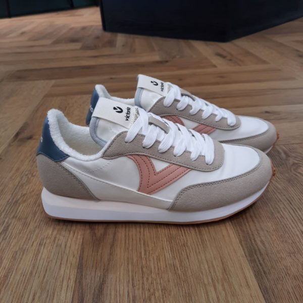 Baskets Astro Rosa Sneakers blanches pour femme en nylon et pièces superposées effet cuir fendu et effet cuir. Ces baskets Astro Rosa possèdent des détails colorés sur le V au niveau du côté, de l'arrière et de la languette. Semelle avec logos gravés en relief, antidérapante pour une meilleure adhérence. Elles disposent d'une semelle intérieure amovible. Elles se distinguent par leur confort et leur légèreté. La marque Victoria est une marque espagnole créée en 1915. Pour l'anecdote, le fondateur a choisi ce nom en référence au prénom de son épouse. L'enseigne a explosé en Espagne dans les années 70. Les dirigeants ont attendu l'an 2000 pour aller à la conquête du monde, en commençant par l'Europe (Italie et Angleterre en tête). La marque est saluée pour sa confection 100% green. En effet, la semelle des chaussures est faite de caoutchouc naturel et leur tige en coton est teinte à l'aide de colorants qui ne contiennent aucun produit nocif pour l'environnement. Victoria propose des rétro tennis au style casual parfaites aussi bien pour les hommes que pour les femmes. En plus, ces baskets sont disponibles dans un large éventail de couleurs.