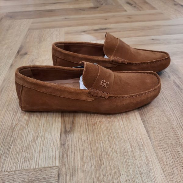 Mocassin Classic Suede Driver Ce mocassin Classic Suede Driver est réalisé en daim ultra doux avec une semelle crantée aux couleurs emblématiques de la marque Tommy Hilfiger. Pensez à la paire de mocassins pour l’atout confort ! Associez-les à un pantalon casual ou à un short, que vous alliez en ville, en bord de mer ou à la campagne. La marque Tommy Hilfiger Fondée en 1985, Tommy Hilfiger propose un style, une qualité et une valeur haut de gamme aux consommateurs du monde entier sous les marques TOMMY HILFIGER et TOMMY JEANS. En effet, la marque propose une large gamme de collections comprenant la collection Tommy Hilfiger, des vêtements de sport pour hommes, femmes et enfants, du denim, des accessoires et des chaussures. En outre, la marque détient une licence pour une gamme de produits, notamment des parfums, des lunettes, des montres et des articles d'ameublement. Le fondateur Tommy Hilfiger reste le principal designer de l'entreprise et assure le leadership et la direction du processus de conception. TOMMY HILFIGER est l'une des principales marques lifestyle au monde. Effectivement, elle est internationalement reconnue pour célébrer l'essence du style cool américain classique, avec des designs preppy avec des twists.