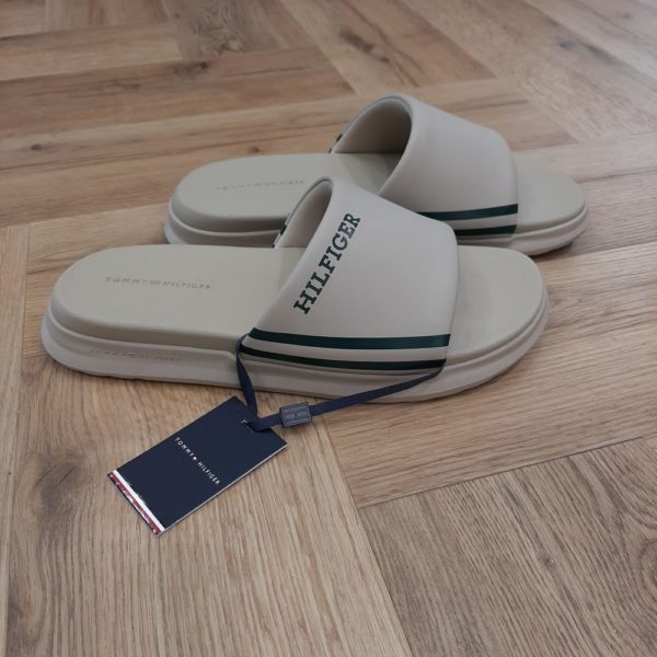 Claquettes Tommy Hilfiger-CLAQUETTES DE PISCINE-Rehaussez votre look au bord de la piscine avec ces claquettes ultra confortables, dotées de rayures soignées et de la marque monotype Hilfiger pour une finition sophistiquée.