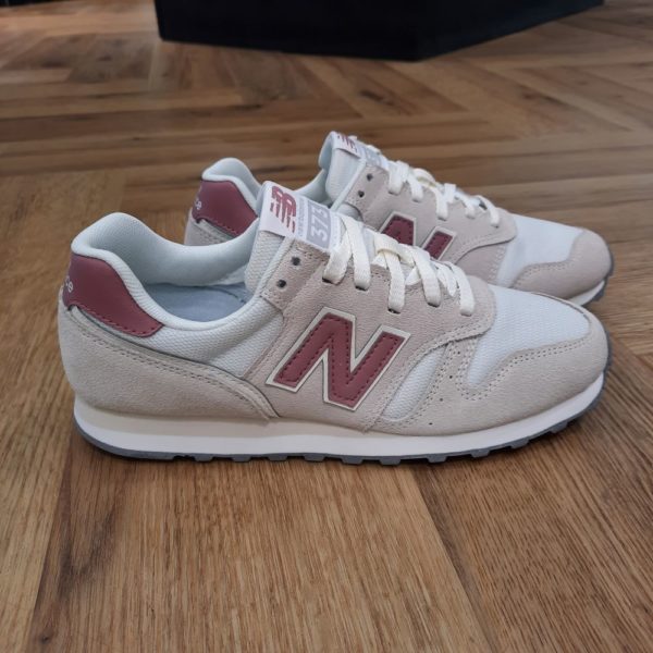 New Balance 373OK2 Réhaussez votre style avec les New Balance 373OK2, des sneakers femme alliant parfaitement modernité et confort. Inspirées des modèles running des années 70, ces baskets basses arborent un look vintage indémodable. Conçues en daim et en mesh respirant, elles garantissent une foulée fluide et une respirabilité optimale tout au long de la journée. La semelle intermédiaire en EVA offre un amorti moelleux à chaque pas, tandis que la semelle extérieure en caoutchouc robuste assure une traction durable. Parfaites pour un look casual chic, les New Balance WL373TN2 se marient aisément avec toutes vos tenues, du jean décontracté à la robe fluide La marque New balance est une marque authentique depuis en 1906. Elle produit et fabrique des chaussures dans tous les domaines sportifs. Ce qui fait de New Balance la plus grande marque de chaussures au monde. Ses chaussures sont produites en suivant les objectifs de la marque tel que le confort ainsi que le style et la performance. En plus d'être confortables, elles sont également très tendances. Chez Premium Shoes And Co, vous trouverez une large collection de chaussures New Balance, à vous de choisir!