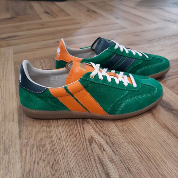 Pulse Mandarino Janeiro Les Mandarino Janeiro sont des sneakers asymétriques de la collection Pulse qui fusionnent un look sportswear à l'élégance des paires de handball des années 90. Chaque détail, du bout golf, à la plaque perforée, en passant par les découpes croquet, le cousu Strobel, le lacet tricot et les semelles en gomme affûtées, évoque un style rétro-preppy sophistiqué. Souples et flexibles, elles promettent confort et allure pour toutes vos tenues. Avec 7 différences uniques à découvrir, les Pulse ne sont pas de simples sneakers, c'est un bond en avant pour votre style au quotidien. L’histoire de CAVAL Tout d'abord, CAVAL c’est une histoire d’amitié. Trois amis d’école de commerce : Achille, Benoît et Simon. En effet, Simon et Achille se sont rapprochés lorsqu’ils ont découvert qu’ils portaient des chaussures dépareillées depuis leur enfance ! Benoit, un bon ami d’Achille avec une fibre artistique, a été séduit par l’idée de créer des baskets élégamment dépareillées. Il est donc venu compléter l’équipe. Les baskets jouent sur l’asymétrie à travers un jeu des 7 différences qui créé un dialogue entre les deux pieds. Au-delà du dépareillement, les baskets CAVAL sont mixtes, haut de gamme et made in Europe. Ou plus simplement : des baskets Hors Paires. Elles sont fabriquées au Portugal, berceau du savoir-faire de la chaussure en cuir, avec du cuir italien pleine fleur. Côté conception, elles sont imaginées et dessinées en France. Les valeurs Chez CAVAL, la devise est de faire les choses sérieusement sans se prendre au sérieux. Il y a le goût des choses bien faites avec un haut niveau de qualité. Et d’un autre côté, l’envie de prendre le monde au second degré, avec recul. Cela s’exprime dans leur communication décalée et qui joue sur l’actualité ou l’absurde. CAVAL vient de l’expression « être en cavale » que les fondateurs interprètent comme une fuite des codes, des automatismes, et bien sûr, de la symétrie ! Pour conclure, être en CAVAL, c’est se sentir libre d’affirmer sa différence avec originalité et élégance.