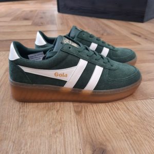 Gola Grandslam Suede Evergreen Ces baskets Gola Grandslam Suede sont conçues pour offrir un confort supérieur et un look féminin élégant. La semelle intérieure rembourrée et la semelle extérieure en caoutchouc assurent un confort et une adhérence optimale. Les sneakers Gola Grandslam Suede se distinguent par leur design classique et leur construction de qualité. Parfaites pour les femmes tendances, elles ajoutent une touche de style à toutes vos tenues. Que ce soit pour une journée de travail ou une sortie décontractée, ces baskets sont le choix idéal. Avec leur style polyvalent, ces chaussures sont parfaites pour une journée au bureau, une sortie entre amis ou une promenade en ville.