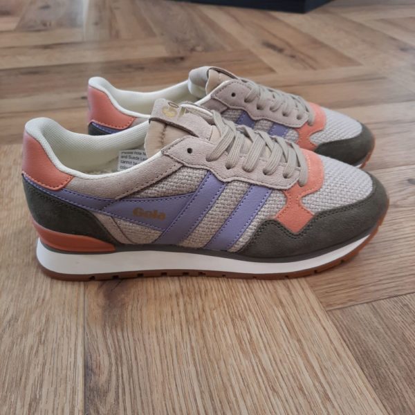 Gola Colorado Beige Ces baskets Gola Colorado Beige séduisent par leurs empiècements contrastants, leur bout arrondi renforcé, leur fermeture à lacets ainsi que leur signature apposée sur le côté, la languette et le col. La marque Personne ne sait vraiment comment est né le nom de cette marque. Tout d'abord, la légende dit qu'il s'agit de l'anagramme de "Goal". D'origine anglaise, la marque fut le sponsor des plus grands sportifs des années 70 : les équipes de football de Liverpool, Manchester United et bien d'autres. Aujourd’hui, la marque Gola reste une référence dans le monde de la chaussure streetwear. Le confort incomparable des chaussures Gola est devenu indissociable d’un design audacieux et créatif. De plus, Gola puise constamment dans ses archives pour créer des collections lifestyle dans l’air du temps tout en gardant leur style Vintage. Fidèle à son ADN anglais, elle a fait de la couleur et des détails mode ses marques de fabrique.