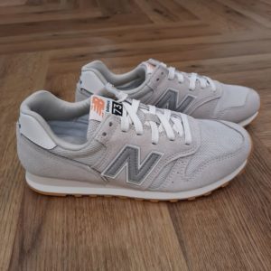 New Balance 373SW2 Ces baskets New Balance 373SW2 pour femmes s'inspirent des chaussures de sport des années 70. Adoptez les pour donner une touche vintage à vos tenues préférées. Tout d'abord, elles sont fabriquées en cuir suède et mesh ultra-léger pour un confort optimal. Puis, ce modèle allie élégance et performance, parfait pour un usage quotidien. L'amorti en EVA dans la semelle intermédiaire et le talon, associé à une semelle extérieure en caoutchouc résistant, offre confort et traction dans toutes vos activités quotidiennes. Enfin, la combinaison de matériaux de haute qualité garantit une durabilité et une respirabilité exceptionnelles. Les chaussures idéales pour compléter votre look avec une touche de sophistication. En conclusion, les New Balance 373 sont le choix parfait pour ceux qui recherchent style et confort sans compromis. La marque New balance est une marque authentique depuis en 1906. Elle produit et fabrique des chaussures dans tous les domaines sportifs. Ce qui fait de New Balance la plus grande marque de chaussures au monde. Ses chaussures sont produites en suivant les objectifs de la marque tel que le confort ainsi que le style et la performance. En plus d'être confortables, elles sont également très tendances. Chez Premium Shoes And Co, vous trouverez une large collection de chaussures New Balance, à vous de choisir!