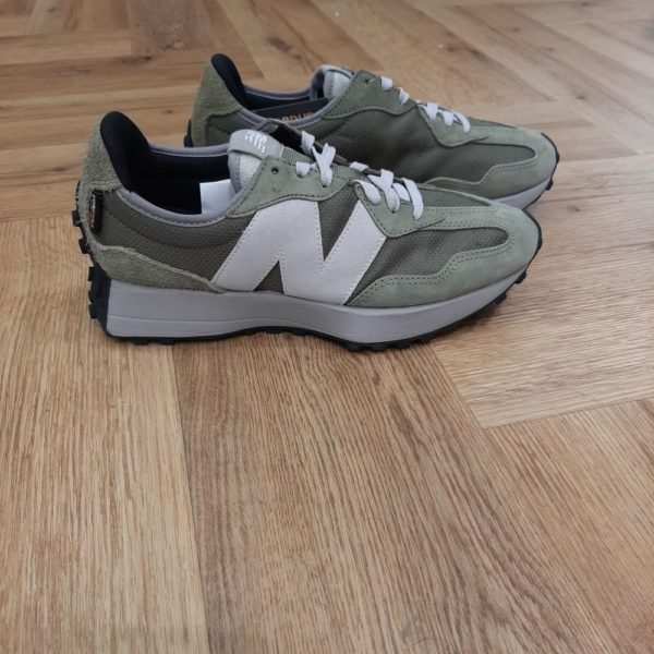 New Balance 327OB-Les podologues recommandent souvent New Balance car les chaussures de la marque sont connues pour avoir un soutien incroyable de la voûte plantaire, un amorti et une variété d'options de largeur-La 327 allie un design moderne à un modèle de running traditionnel. Confectionnées dans des matériaux de première qualité comme le suède, ces chaussures sont dotées d'une empeigne qui met en valeur notre silhouette emblématique des années 70, tout en intégrant des détails modernes comme un large logo N qui rajeunissent ce classique intemporel.