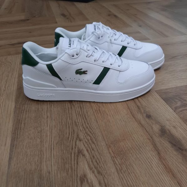 Lacoste T Clip Set  La sneaker Lacoste T Clip Set est un véritable icône des temps modernes. En effet, la chaussure se réinvente dans un style raffiné et élégant avec un clip de talon en TPU repensé. Le logo Lacoste signature apporte une touche distinctive à ce modèle conçu pour être porté au quotidien. Apportez une touche de fraîcheur à votre garde-robe avec ces sneakers Lacoste . Leur design épuré et leurs accents verts subtils offrent une esthétique intemporelle et élégante. Confortables et stylées, ces sneakers incarnent parfaitement la simplicité raffinée de la marque. La marque Créée par la légende du tennis français René Lacoste, quatre fois vainqueur d’internationaux et 1er joueur mondial en 1926 et 1927, la marque Lacoste s’inspire de ses valeurs sportives : exigence, fair-play, audace. Nous les transmettons de génération en génération, et cultivons l’élégance comme une manière d’être et d’inventer sa vie. Le jeu d’équipe, l’audace et l’inventivité, l’élégance et la ténacité sont autant de valeurs que nous prisons afin de continuer à écrire, ensemble, l’histoire de Lacoste. Pour aider les talents qui nous rejoignent à développer leur plein potentiel, nous favorisons une culture d’entreprise inclusive, qui fait la part belle à l’épanouissement personnel et professionnel, ainsi qu’à une montée en compétence régulière. En tant qu’acteur responsable de la mode, nous nous impliquons pour créer et mettre en œuvre un nouveau modèle de mode durable : une démarche de co-construction innovante et ambitieuse, dans laquelle nous engageons l’ensemble de nos partenaires. Notre modèle prend en compte la totalité de notre impact écologique, ainsi que celui de nos fournisseurs et propose une alternative, l’élégance durable, qui bénéficie à la fois à l’humain, aux communautés locales qui la produisent et à la planète.