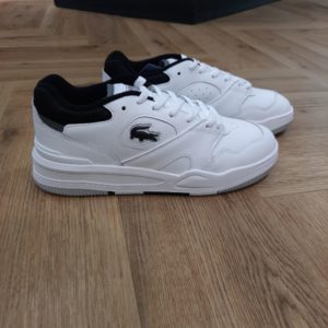 Lineshot White Black La Lineshot White Black s'inspire des archives de Lacoste des années 90. Elle comporte des détails en mesh pour une meilleure respirabilité et une semelle Ortholite pour plus de confort. Cette chaussure basse, qui porte le logo de la marque, confère aux looks décontractés une finition signature. La marque Créée par la légende du tennis français René Lacoste, quatre fois vainqueur d’internationaux et 1er joueur mondial en 1926 et 1927, la marque Lacoste s’inspire de ses valeurs sportives : exigence, fair-play, audace. Nous les transmettons de génération en génération, et cultivons l’élégance comme une manière d’être et d’inventer sa vie. Le jeu d’équipe, l’audace et l’inventivité, l’élégance et la ténacité sont autant de valeurs que nous prisons afin de continuer à écrire, ensemble, l’histoire de Lacoste. Pour aider les talents qui nous rejoignent à développer leur plein potentiel, nous favorisons une culture d’entreprise inclusive, qui fait la part belle à l’épanouissement personnel et professionnel, ainsi qu’à une montée en compétence régulière. En tant qu’acteur responsable de la mode, nous nous impliquons pour créer et mettre en œuvre un nouveau modèle de mode durable : une démarche de co-construction innovante et ambitieuse, dans laquelle nous engageons l’ensemble de nos partenaires. Notre modèle prend en compte la totalité de notre impact écologique, ainsi que celui de nos fournisseurs et propose une alternative, l’élégance durable, qui bénéficie à la fois à l’humain, aux communautés locales qui la produisent et à la planète.