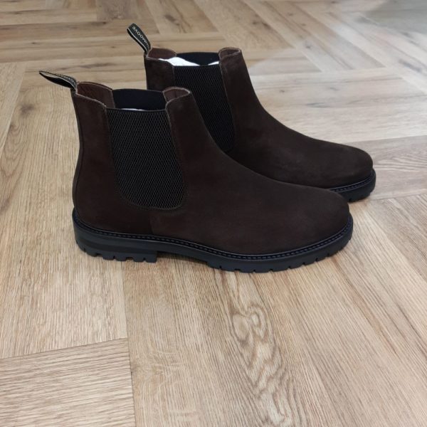 Edimbourg Chelsea Chocolat Dernière création Schmoove, l’Edimbourg Chelsea Chocolat séduit les citadins exigeants, refusant tout compromis entre style et confort. En effet, cette boots en cuir velours chocolat est dotée de larges élastiques ton sur ton. Puis, elle possède une tirette logotypée qui facilitent l’enfilage. Enfin, son cuir au fini huilé et légèrement patiné est associé à sa semelle crantée épaisse. Elle lui confère un look à la fois fonctionnel et résolument outdoor. En conclusion, c'est une bottine pour homme taillée pour arpenter les rues citadines avec assurance et élégance. Schmoove est une marque française créée en 2001. Elle devient rapidement une marque forte à l’ADN reconnaissable, plaçant la créativité au cœur de son savoir-faire. Les baskets sont devenues des incontournables de la collection SCHMOOVE. Aussi bien pour les week-end détente que pour les journées bien remplies. Avec ses baskets, SCHMOOVE cherche à satisfaire cette dualité de l’homme et la femme modernes. C’est chose faite avec la sneaker SMATCH et la WINSTON MID qui s’intègrent à merveille dans le vestiaire de nos connaisseurs. Les chaussures SCHMOOVE sont pensées et conçues en France et fabriquées au Portugal avec soin, pour une qualité et un confort haut de gamme. Les collections puisent leur savoir-faire dans leur fabrication aussi exigeantes que l’envie qu’à SCHMOOVE de satisfaire les femmes et les hommes audacieux.ses. Nos matières sont sélectionnées avec une attention particulière afin de proposer des collections de qualités qui s’inscrivent dans la durée.