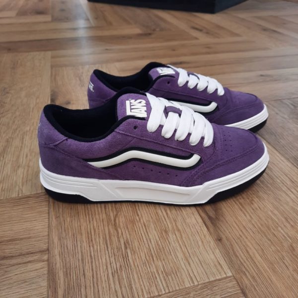 Vans Hylane Purple Black Les Vans Hylane Purple Black s'inspirent du skate de l'an 2000. En effet, elles remettent au goût du jour notre silhouette Upland datant de 1999. Ces clins d'œil au passé se conjuguent aux détails esthétiques tels que la Sidestripe 3D satinée et les logos brodés. Tandis, que la silhouette épaisse et la languette de skate rembourrée leur confèrent une allure et une sensation rétro. Puis, elles sont dotées d'une semelle concave et de la texture unique des V imbriqués. Finalement, les chaussures Hylane font de l'esthétique old school un essentiel de ta garde-robe actuelle. La marque C’est en 1966 que Paul, accompagné de son frère Jim et de ses amis Gordy et Serge, ouvre les portes de la Van Doren Rubber Company au 704 East Broadway à Anaheim, en Californie. Leur façon de travailler est alors unique, vendant leurs chaussures d’où elles sont fabriquées. « Des baskets en toile pour toute la famille » tel était le slogan qu’affichaient les boîtes à chaussures à l’époque.