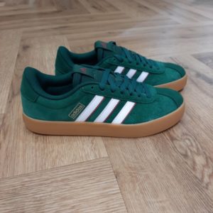 Adidas VL Court 3.0 Une sneaker en cuir matelassée au look casual. À la fois décontractée et raffinée, cette sneaker Adidas VL Court 3.0 s'adapte à tout ce que tu portes. La tige en cuir souple est rehaussée des 3 bandes iconiques colorées. La semelle extérieure en caoutchouc vulcanisé affiche un style tout droit venu du skatepark. À l'intérieur, l'amorti léger et la doublure douce assurent un confort ultime. La marque C'est le 18 août 1949 qu'Adi Dassler a démarré l'aventure adidas, avec pour objectif d'améliorer les performances des athlètes. 70 ans plus tard, adidas a laissé sa marque sur le monde du sport, mais aussi celui de la mode, de la musique, de la culture, du développement durable et bien d'autres encore. Voyage avec nous à travers le temps et découvre l'histoire d'adidas avec des modèles qui ont influencé le lifestyle d'aujourd'hui. Juste après la naissance officielle des 3 bandes en 1949, les années 50 ont connu un véritable boom technologique avec des équipements innovants pour les athlètes de classe mondiale. Ainsi, c'est pendant cette décennie qu'est apparue la Samba, toujours portée de nos jours pas les joueurs de Five et de futsal, et toujours présente dans la rue. Pendant les 50's, adidas a développé une chaussure de sprint qui a battu un record du monde et la première chaussure de football conçue avec une semelle en nylon, marquant une vraie nouveauté en termes de confort et de sensations. D'autres modèles ont vu le jour durant cette période, comme la chaussure de basketball Allround, devenue une véritable icône dans les 80's. Ces années ont été révolutionnaires, créant un véritable avant et après pour les sportifs de haut niveau. Mais ce n'était que le début de l'histoire d'adidas.