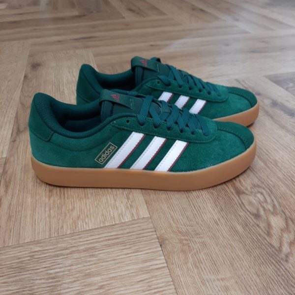 Adidas VL Court 3.0 Une sneaker en cuir matelassée au look casual. À la fois décontractée et raffinée, cette sneaker Adidas VL Court 3.0 s'adapte à tout ce que tu portes. La tige en cuir souple est rehaussée des 3 bandes iconiques colorées. La semelle extérieure en caoutchouc vulcanisé affiche un style tout droit venu du skatepark. À l'intérieur, l'amorti léger et la doublure douce assurent un confort ultime. La marque C'est le 18 août 1949 qu'Adi Dassler a démarré l'aventure adidas, avec pour objectif d'améliorer les performances des athlètes. 70 ans plus tard, adidas a laissé sa marque sur le monde du sport, mais aussi celui de la mode, de la musique, de la culture, du développement durable et bien d'autres encore. Voyage avec nous à travers le temps et découvre l'histoire d'adidas avec des modèles qui ont influencé le lifestyle d'aujourd'hui. Juste après la naissance officielle des 3 bandes en 1949, les années 50 ont connu un véritable boom technologique avec des équipements innovants pour les athlètes de classe mondiale. Ainsi, c'est pendant cette décennie qu'est apparue la Samba, toujours portée de nos jours pas les joueurs de Five et de futsal, et toujours présente dans la rue. Pendant les 50's, adidas a développé une chaussure de sprint qui a battu un record du monde et la première chaussure de football conçue avec une semelle en nylon, marquant une vraie nouveauté en termes de confort et de sensations. D'autres modèles ont vu le jour durant cette période, comme la chaussure de basketball Allround, devenue une véritable icône dans les 80's. Ces années ont été révolutionnaires, créant un véritable avant et après pour les sportifs de haut niveau. Mais ce n'était que le début de l'histoire d'adidas.