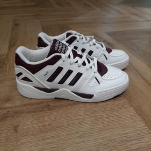 Adidas Midcity Low Laisse-toi inspirer par l'âge d'or du basketball. Cette sneaker Adidas Midcity Low ajoute une touche rétro à toutes tes tenues, du short décontracté à ton jean préféré. Effectivement, sa semelle de propreté Cloudfoam Comfort assure un confort ultime. Tandis que la semelle cupsole classique en caoutchouc offre une adhérence optimale. Puis, sa tige conçue en suède et matière synthétique ajoute une note sophistiquée, et les 3 bandes iconiques apportent la touche finale. La marque C'est le 18 août 1949 qu'Adi Dassler a démarré l'aventure adidas, avec pour objectif d'améliorer les performances des athlètes. 70 ans plus tard, adidas a laissé sa marque sur le monde du sport, mais aussi celui de la mode, de la musique, de la culture, du développement durable et bien d'autres encore. Voyage avec nous à travers le temps et découvre l'histoire d'adidas avec des modèles qui ont influencé le lifestyle d'aujourd'hui. Juste après la naissance officielle des 3 bandes en 1949, les années 50 ont connu un véritable boom technologique avec des équipements innovants pour les athlètes de classe mondiale. Ainsi, c'est pendant cette décennie qu'est apparue la Samba, toujours portée de nos jours pas les joueurs de Five et de futsal, et toujours présente dans la rue. Pendant les 50's, adidas a développé une chaussure de sprint qui a battu un record du monde et la première chaussure de football conçue avec une semelle en nylon, marquant une vraie nouveauté en termes de confort et de sensations. D'autres modèles ont vu le jour durant cette période, comme la chaussure de basketball Allround, devenue une véritable icône dans les 80's. Ces années ont été révolutionnaires, créant un véritable avant et après pour les sportifs de haut niveau. Mais ce n'était que le début de l'histoire d'adidas.