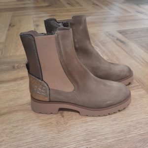 MKD Bottines Nico Beige-bottines beige pour femme-boots femme-bottines sans lacets-chelsea boots pour femme-Élevez votre style avec MKD. La marque MKD est synonyme de sophistication et de modernité, offrant des chaussures conçues pour les fashionistas qui cherchent à se démarquer. Chaque paire est élaborée avec des matériaux de haute qualité et un design avant-gardiste, alliant confort et élégance.