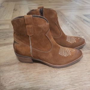 Boots Gill Camel Découvrez les boots GILL Camel de la marque MKD. Jolie bottine style santiag avec son talon biseauté de 5cm. Originale avec son étoile sur l'arrière. De fabrication portugaise vous choisissez une chaussure dessus et doublure cuir, avec une promesse de confort et d'élégance. Ils accompagneront vos tenues "bohème" idéalement. Élevez votre style avec MKD. La marque MKD est synonyme de sophistication et de modernité, offrant des chaussures conçues pour les fashionistas qui cherchent à se démarquer. Chaque paire est élaborée avec des matériaux de haute qualité et un design avant-gardiste, alliant confort et élégance. Les chaussures MKD sont parfaites pour toutes les occasions, que ce soit une journée au bureau ou une soirée entre amis. Leur design unique et leur finition impeccable en font un choix idéal pour ceux qui ne veulent pas sacrifier le style pour le confort. Découvrez l'art de la chaussure avec MKD, où chaque modèle raconte une histoire de passion et de créativité. Les collections MKD se distinguent par leur originalité et leur capacité à transformer n'importe quelle tenue. Explorez notre collection MDK dès aujourd'hui et trouvez la paire qui révélera votre style unique.