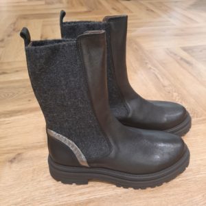 Boots Harold Black Ces Boots Harold Black avec leur chaussette en laine mélangée vous séduira par son confort, sa légèreté surprenante mais aussi par son look original ! Mesdames elles s'enfilent comme des chaussettes et ont un confort incroyable ! Créée en 2005, Minka Design s’impose comme la marque de chaussures pour femme au design innovant. Cette entreprise familiale a vu le jour au Portugal et propose des modèles de production rigoureuse et de fabrication 100 % portugaise. Osmose parfaite entre tradition, audace et modernité, la marque nous transporte dans un univers féminin et élégant où le mot “couleur“ rime avec bonne humeur. Les créations artisanales allient exigence dans le choix des matières et souci des détails. Les collections de grande qualité couvrent toutes les tendances : des bottines citadines aux escarpins féminins en passant par les espadrilles bohèmes, une large gamme de chaussures pour femme griffées Minka design vous attendent pour styliser toutes vos tenues ! Choisir les chaussures Minka, c'est l'assurance d'avoir toujours des chaussures originales, parfaites pour se démarquer. Revisitant des classiques ou innovant totalement, la marque n'hésite pas à laisser parler sa créativité. Minka pense chaque modèle de chaussures en imaginant le contexte dans lequel il sera porté. Le but ? Vous faire sentir unique et spéciale, où que vous alliez. Minka souhaite tout simplement que chacune d'entre vous trouve son style dans les collections. Allez-y : confort et look assurés !