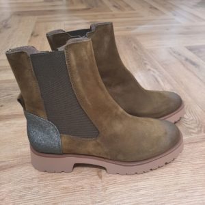 MKD Bottines Noe Kaki-bottines pour femme-chelsea boots mode pour femme-Élevez votre style avec MKD. La marque MKD est synonyme de sophistication et de modernité, offrant des chaussures conçues pour les fashionistas qui cherchent à se démarquer. Chaque paire est élaborée avec des matériaux de haute qualité et un design avant-gardiste, alliant confort et élégance