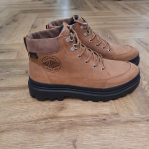 Pallatrooper Cuff Brown-TROOPERCUFF WP+ HOMME-Avant de fouler la boue de festivals de musique ou de ramper dans le désert, les semelles en caoutchouc de Palladium arpentaient le tarmac brûlant. Fabricant de pneus d’avions dès le début des années 20, Palladium a accompagné toute une génération de pionniers de l’aviation qui ont contribué à découvrir le monde en partant à la conquête des cieux.