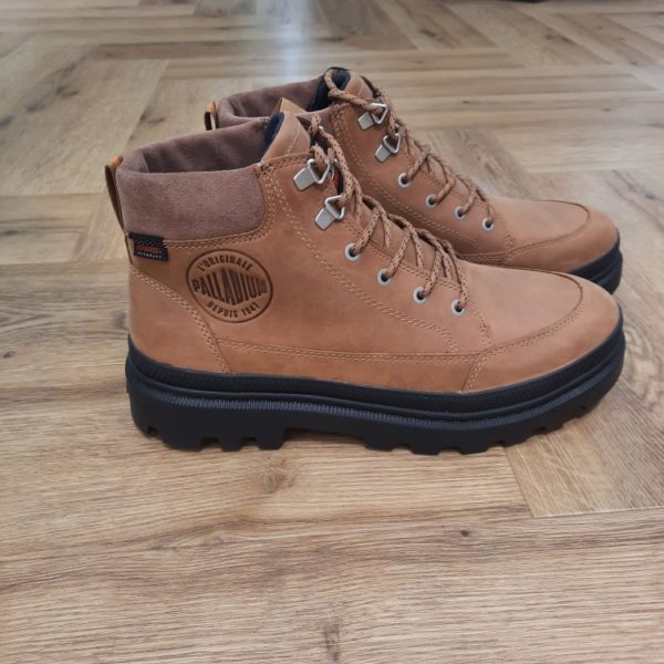 Pallatrooper Cuff Brown-TROOPERCUFF WP+ HOMME-Avant de fouler la boue de festivals de musique ou de ramper dans le désert, les semelles en caoutchouc de Palladium arpentaient le tarmac brûlant. Fabricant de pneus d’avions dès le début des années 20, Palladium a accompagné toute une génération de pionniers de l’aviation qui ont contribué à découvrir le monde en partant à la conquête des cieux.