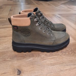 Pallatrooper Cuff Olive-Avant de fouler la boue de festivals de musique ou de ramper dans le désert, les semelles en caoutchouc de Palladium arpentaient le tarmac brûlant. Fabricant de pneus d’avions dès le début des années 20, Palladium a accompagné toute une génération de pionniers de l’aviation qui ont contribué à découvrir le monde en partant à la conquête des cieux.