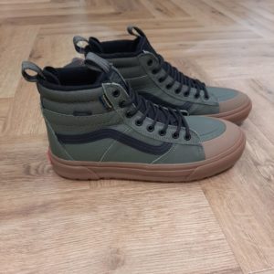 Chaussures imperméables MTE Sk8-Hi-OrthoLite La doublure en mousse légère et basse OrthoLite à base de CMEVA de Vans est ultralégère et suit l'anatomie du pied pour un amorti sur mesure, offrant un confort avec des sensations les plus naturelles possible. Hydroguard™ Hydroguard™ Spécialement conçue pour les chaussures, l'imperméabilisation HydroGuard® de Cosmo repose sur une membrane en polyuréthane laminée à la fois extensible, étanche et respirante. Le résultat est une technologie d'imperméabilisation fiable, confortable et respirante, idéale pour toutes tes aventures. All-Trac™ All-Trac™ La technologie All-Trac garantit une adhérence tout terrain et améliore significativement la traction générale et les performances des chaussures MTE-2 et MTE-3. Ultracush™ Ultracush™ UltraCush™ est un composé en mousse performant, développé par Vans pour plus de confort et de légèreté