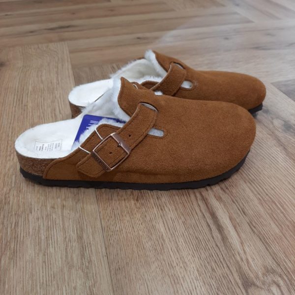 Sabot Boston Fourrure L'originalité avant tout ! Le sabot Boston Fourrure, un classique parmi les modèles BIRKENSTOCK, se présente ici dans une version particulièrement douillette en véritable cuir velours de qualité supérieure. La semelle de propreté en fourrure d'agneau naturelle et les brides doublées de fourrure d'agneau lui donnent du style et gardent vos pieds bien au chaud. La chaussure idéale pour les soirées d’hiver au coin du feu ! La marque C’est en 1774 que l’entreprise familiale s’inscrit dans les archives religieuses de la ville de Langen-Bergheim, en tant que « cordonnier et sujet ». Mais il faut attendre ensuite l’année 1896 pour que Konrad Birkenstock, maître cordonnier et propriétaire de deux magasins à Francfort, commercialise la première semelle orthopédique anatomique flexible, « le lit de pied ». Avec le temps, la notoriété de la marque grandit et on propose, à partir de 1932, des stages d’une semaine consacrés au pied au sens large. C’est Carl Birkenstock qui lance la première sandale à semelle intérieure ergonomique flexible sur le marché. Son nom : MADRID. L’histoire internationale de la marque prend son envol en 1966 avec la communauté hippie ! Longtemps assimilée aux touristes allemands, la sandales BIRKENSTOCK devient une icône de la mode dans les années 2000. La pièce maîtresse de tous les modèles est le lit de pied BIRKENSTOCK d’origine. La conception pensée jusque dans les moindres détails, inspirée de la trace de pas naturelle laissée par un pied sur le sable, contribue à ce que les pieds puissent passer des heures dans les chaussures sans occasionner aucune gêne. Le tout favorise une bonne santé et procure une sensation encore plus confortable.